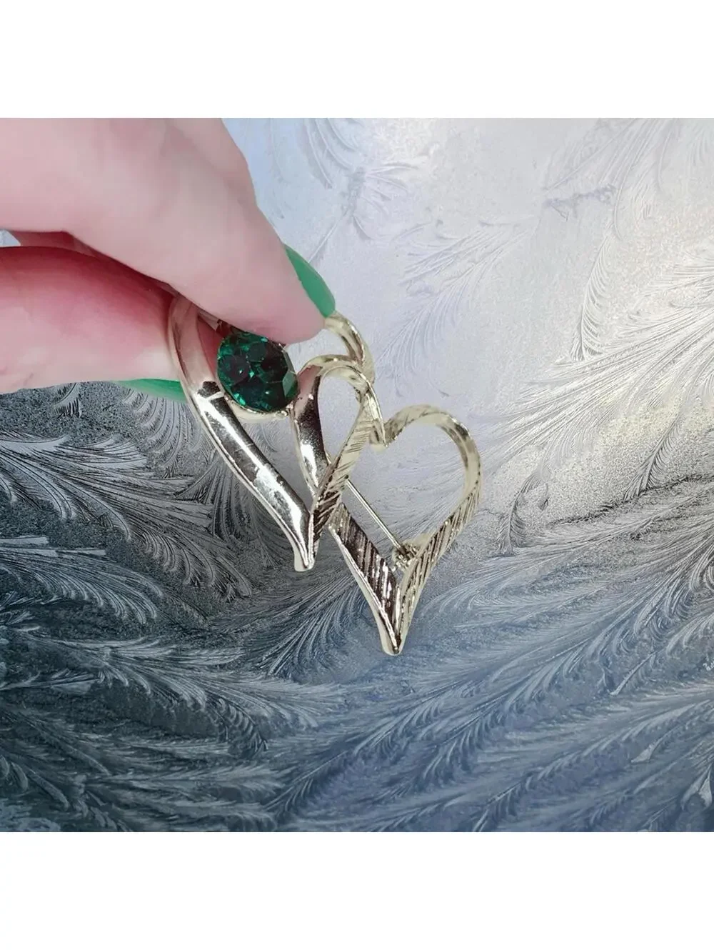 178. Goldtone Vintage Heart Brooch Bling Green